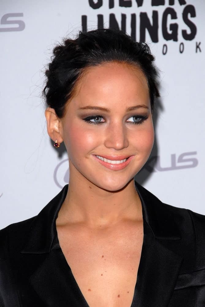 Jennifer Lawrence wore a lovely black smart casual attire at the 'Silver Linings Playbook' LA Premiere at Academy of Motion Picture Arts and Sciences on November 19, 2012 in Beverly Hills, CA. She paired this with smokey eyes and a messy bun hairstyle with a jet black hue.