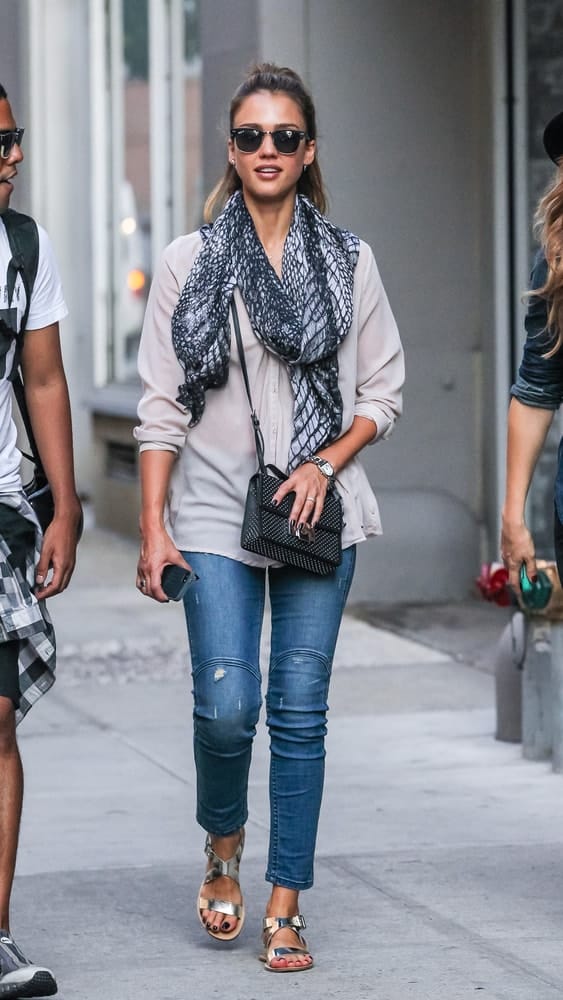 Jessica Alba was seen taking a stroll in SoHo on September 10, 2013 in New York City. She was charming in her carefree and casual clothes that went quite well with her simple high ponytail and cool sunglasses.