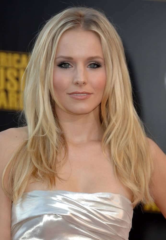 Kristen Bell rocked a voluminous layered hairstyle along with smokey eyes at the 2009 American Music Awards, AMA's, held on November 22, 2009, at Nokia Theatre LA LIVE, Los Angeles, CA.