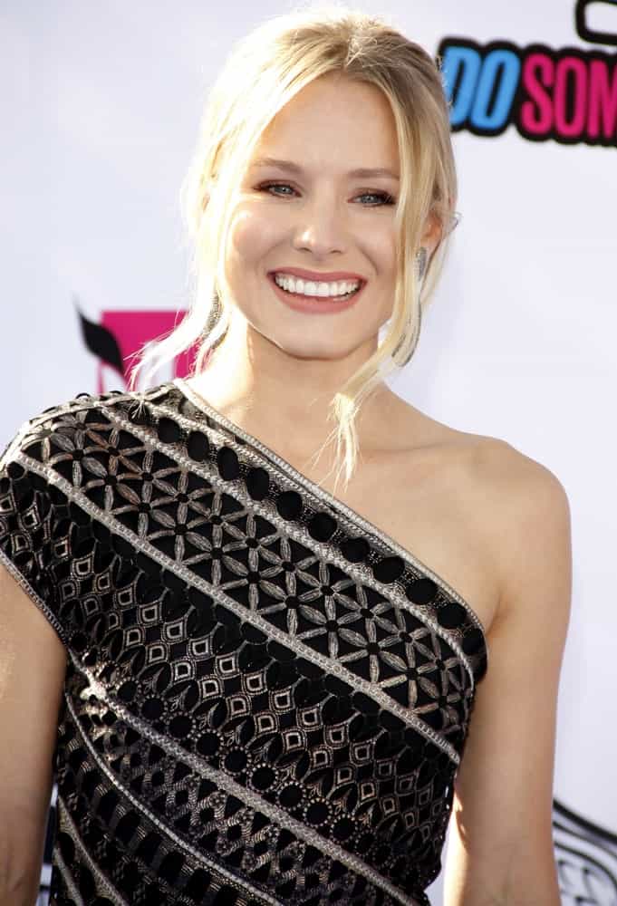 Kristen Bell with her light blonde locks arranged into a low ponytail with long wavy tendrils at the 2011 VH1 Do Something Awards held at the Palladium Hollywood on August 14, 2011.