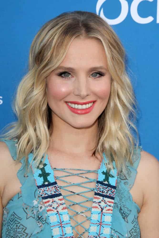 Kristen Bell styled her short highlighted hair with beach waves that goes perfectly with her blue string dress at the Wallis Annenberg Center for the Performing Arts held on September 28, 2015.