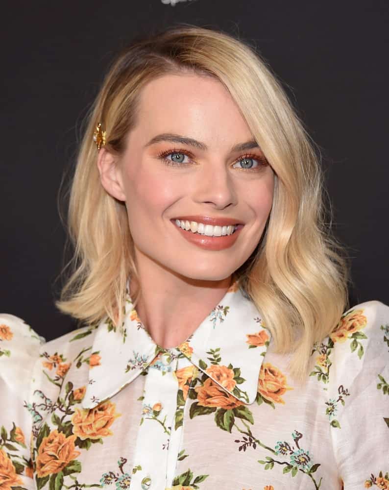 Margot Robbie in her floral printed dress that she paired with a short loose hairstyle with one side pinned behind her ears. This look was worn at the G'Day USA Gala 2018 on January 27, 2018.