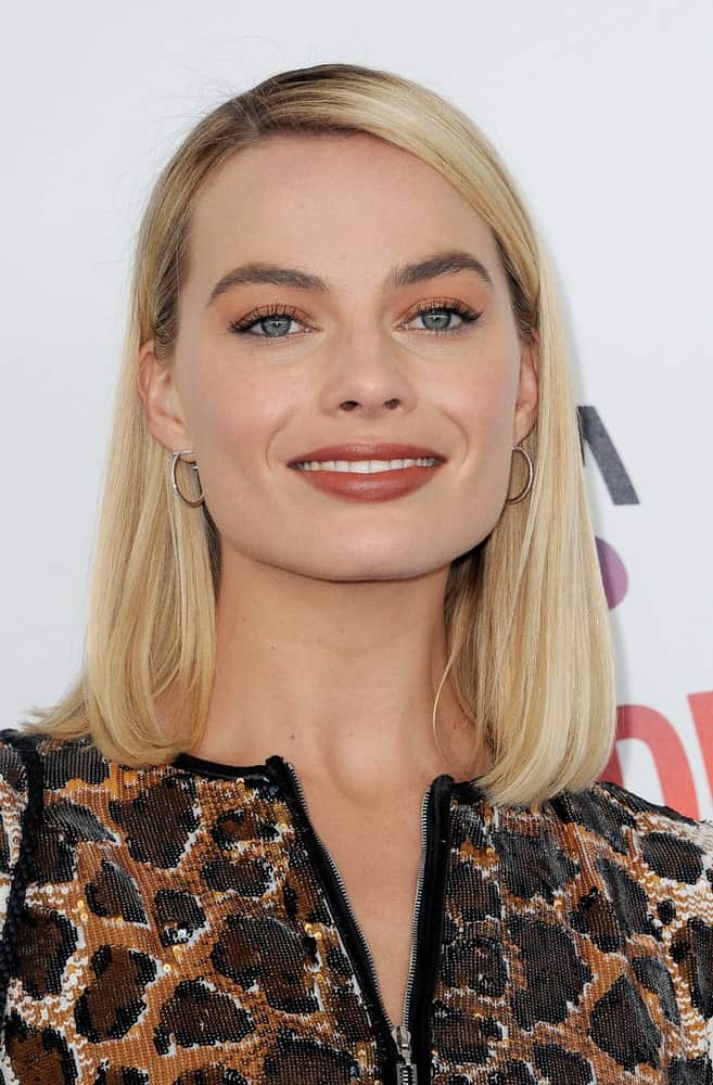 Margot Robbie went for a simple side-parted straight hairstyle at the 2018 Film Independent Spirit Awards held at Santa Monica Beach, USA on March 3, 2018.