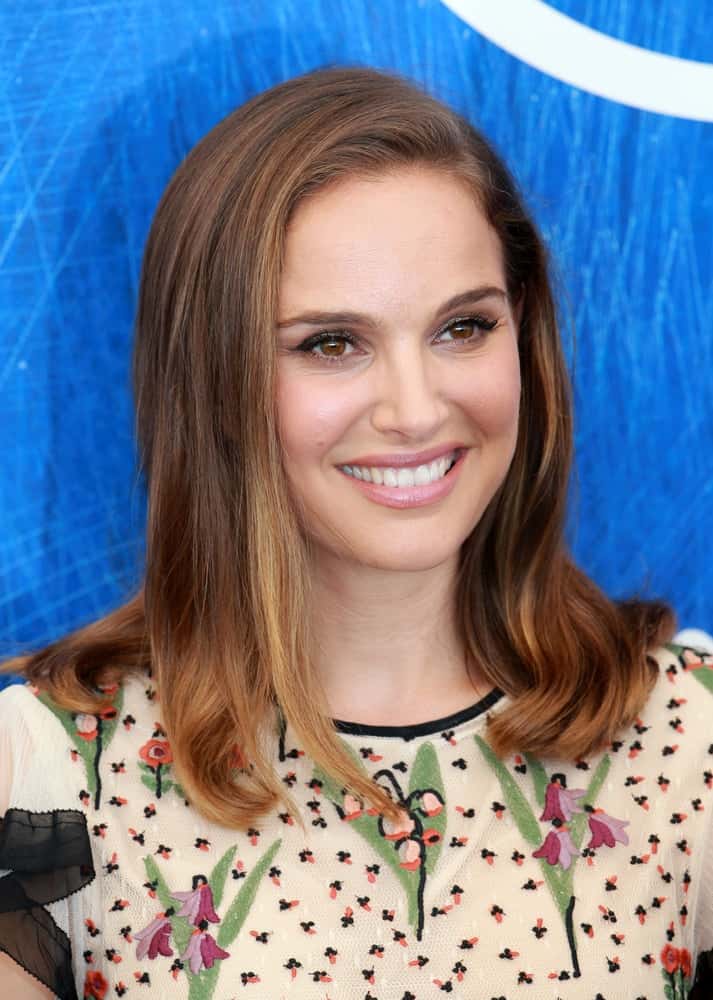 On September 7, 2016, actress Natalie Portman attended the photocall for 'Jackie' during the 73rd Venice Film Festival. She was quite lovely in her floral blouse that she paired with a loose and highlighted shoulder-length hairstyle with highlights.