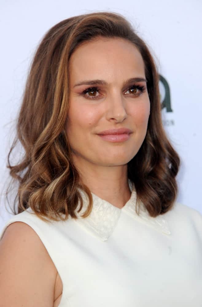Natalie Portman opted for a simple yet charming look to her white outfit and wavy highlighted shoulder-length hairstyle with long side bangs at the Environmental Media Association's 27th Annual EMA Awards held in Santa Monica, USA on September 23, 2017.