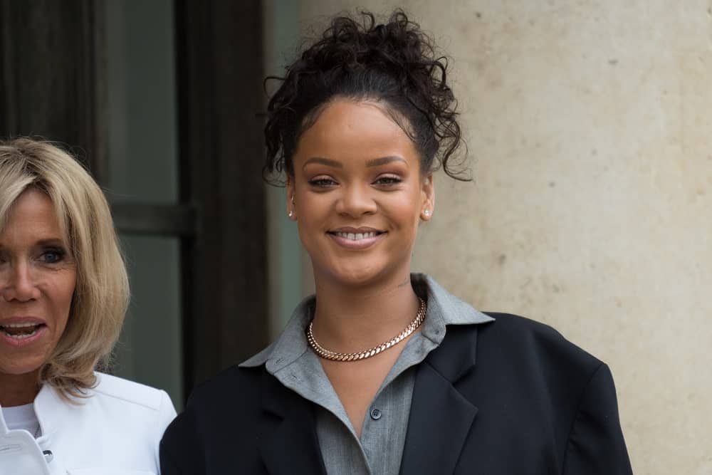 On July 26, 2017, Singer Rihanna was at the Elysée Palace to present the program of her association about children's education. She wore a smart casual outfit and paired this with a high ponytail hairstyle that ends with curly raven tips.