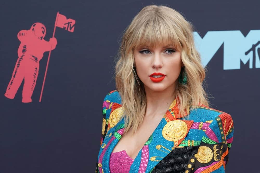 Taylor Swift attended the MTV Video Music Awards at the Prudential Center on August 26, 2019 in an edgy outfit paired with her beach waves and full fringe.