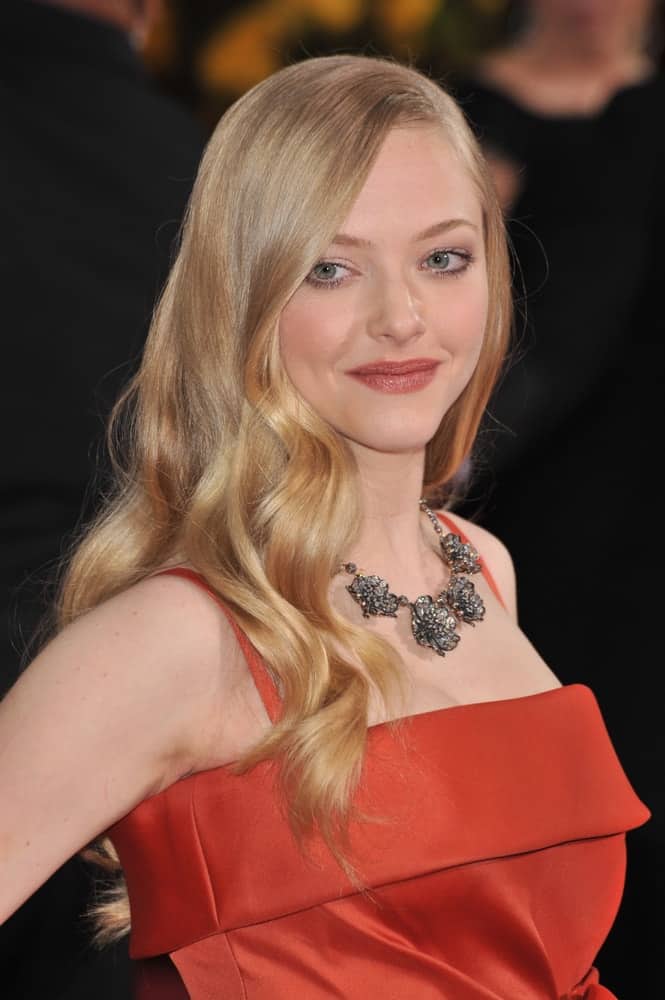 Amanda Seyfried went for a simple yet elegant look to her red dress and sandy blond hairstyle that is loose on her shoulders with a wavy finish at the 81st Academy Awards at the Kodak Theatre, Hollywood on February 22, 2009 in Los Angeles, CA.