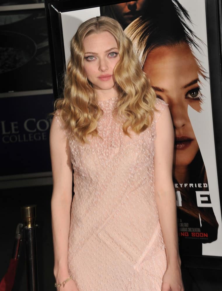 Amanda Seyfried's lovely peach dress complemented her long and loose curly sandy blond hairstyle that has a slight tousled finish at the Los Angeles premiere of her new movie 
