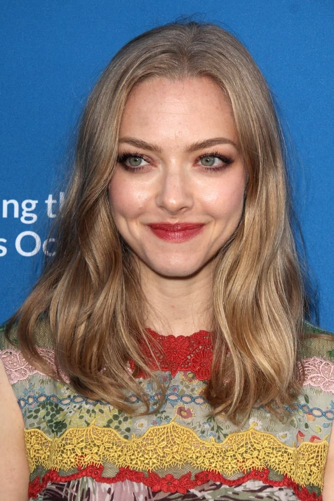 Amanda Seyfried wore her sandy blond hair in a carefree loose and slightly wavy style at the 