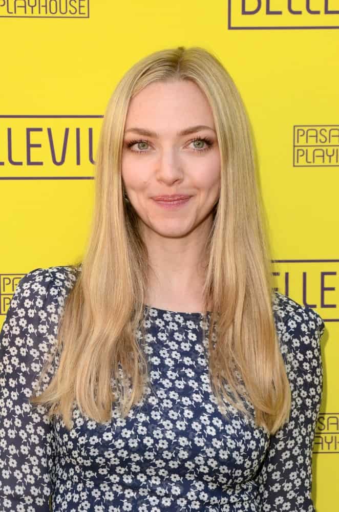 Amanda Seyfried wore a charming floral dress that she paired with her simple straight sandy blond hairstyle loose on her shoulders at the 