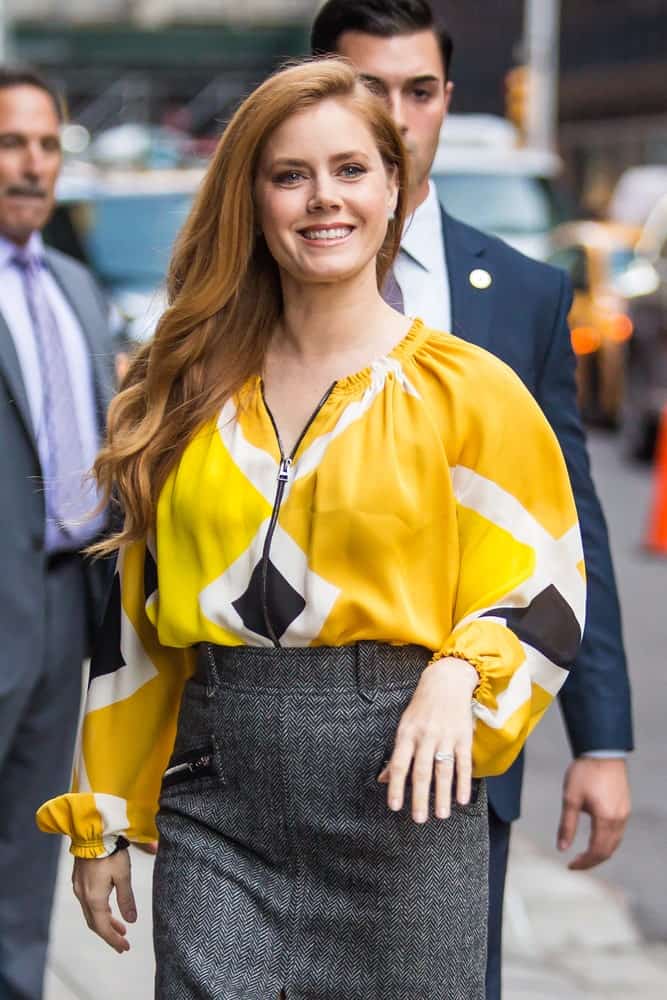 Amy Adams was seen arriving at 'The Late Show with Stephen Colbert' on November 17, 2016 in New York City. She wore a smart casual outfit with her long and side-swept brown hairstyle that is tousled, wavy and layered.