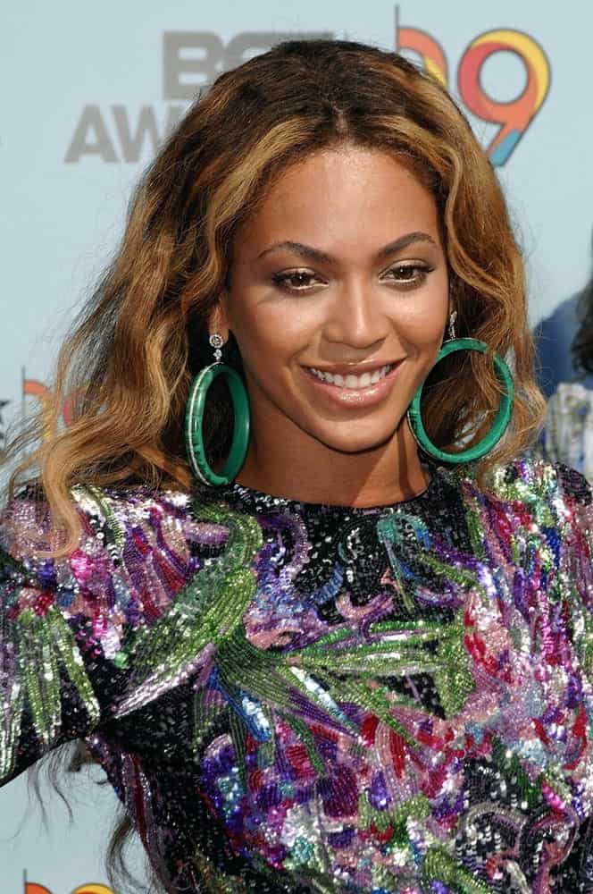 Beyonce made an appearance at the 2009 BET Awards Show last June 28, 2009, sporting her highlighted loose curls that stand out against her colorful sequined dress and green hoop earrings.