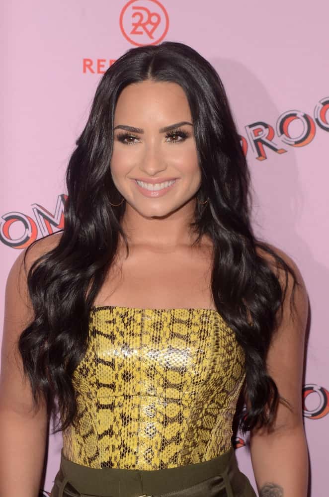 Demi Lovato was at the 29Rooms West Coast Debut presented by Refinery29 at the ROW DTLA on December 6, 2017 in Los Angeles, CA. She came wearing a snakeskin outfit with her long and loose raven hairstyle loose on her shoulders with waves and layers.