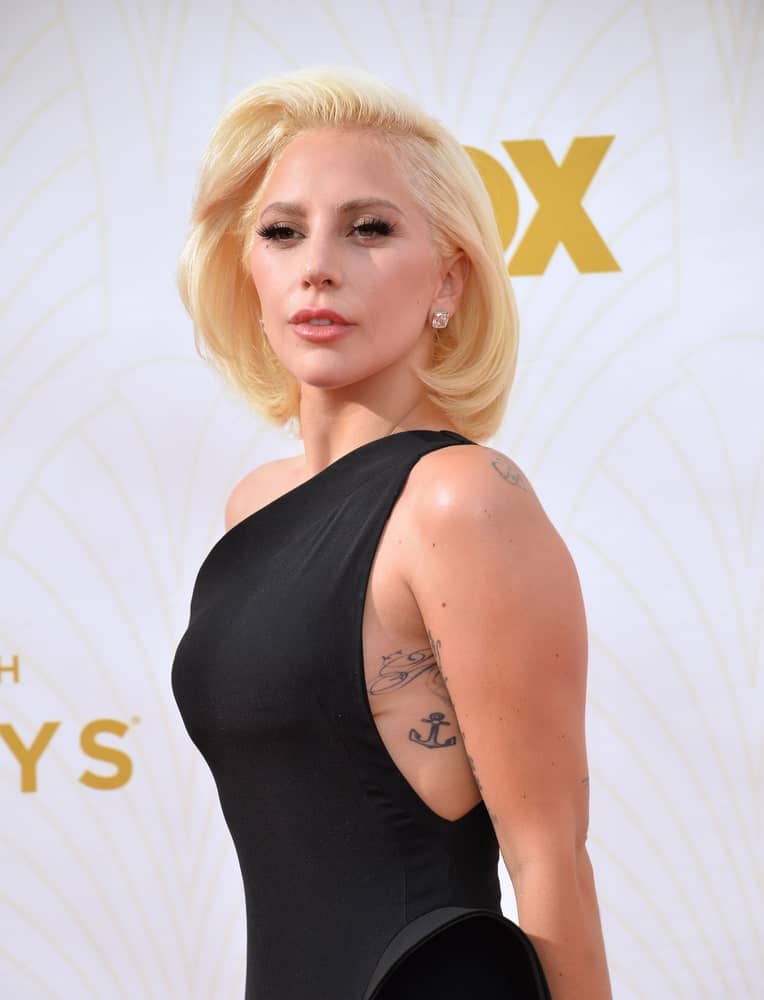 On September 20, 2015, Lady Gaga attended the 67th Primetime Emmy Awards at the Microsoft Theatre LA Live. She was lovely in her black dress and side-swept shoulder-length blond hair with layers and inward curl.