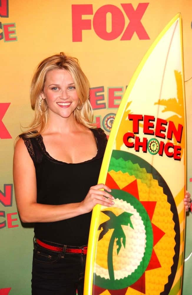 Reese Witherspoon was at the 2006 Teen Choice Awards - Press Room at Gibson Amphitheatre on August 20, 2006 in Universal City, CA. She posed with the iconic surf board wearing a casual outfit with her tousled sandy blond layers loose on her shoulders.