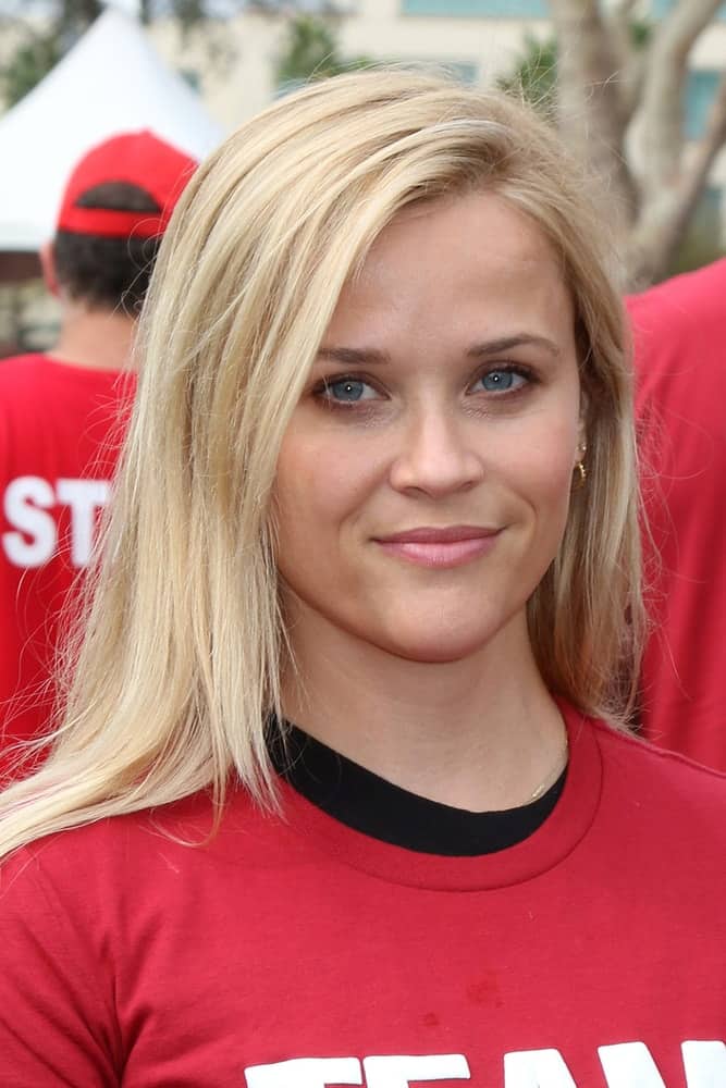 Reese Witherspoon was at the ALS Association Golden West Chapter Los Angeles County Walk To Defeat ALS at the Exposition Park on October 16, 2016 in Los Angeles, CA. She paired her casual jogging attire with a loose and layered blond hairstyle with long side bangs.