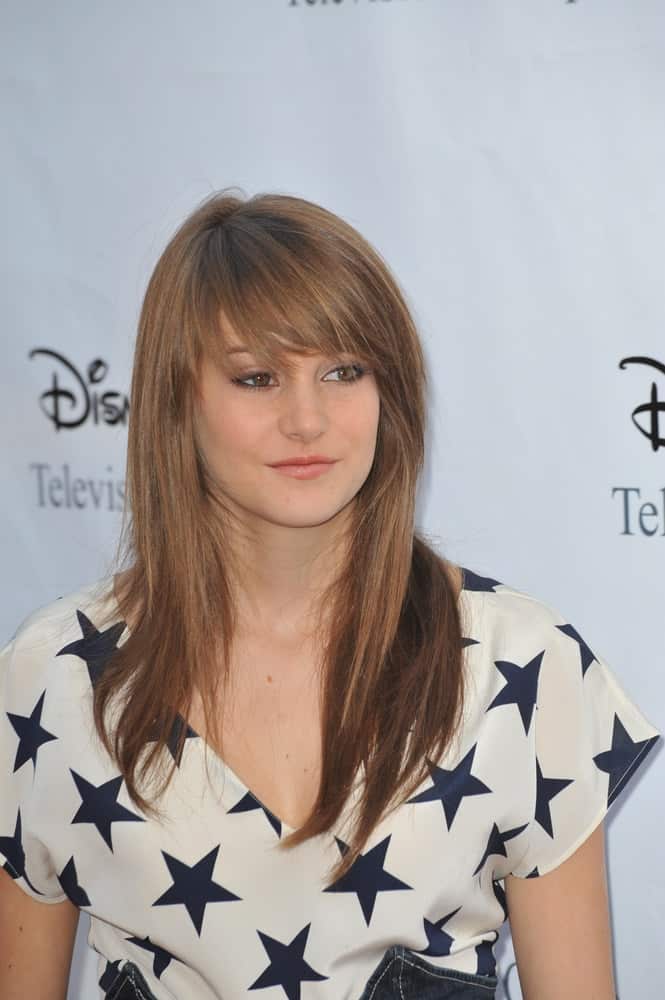August 8, 2009, Shailene Woodley was at the ABC TV 2009 Summer Press Tour cocktail party at the Langham Hotel, Pasadena. She wore a casual outfit with patterns to pair with her long and straight brunette hairstyle incorporated with thick bangs.
