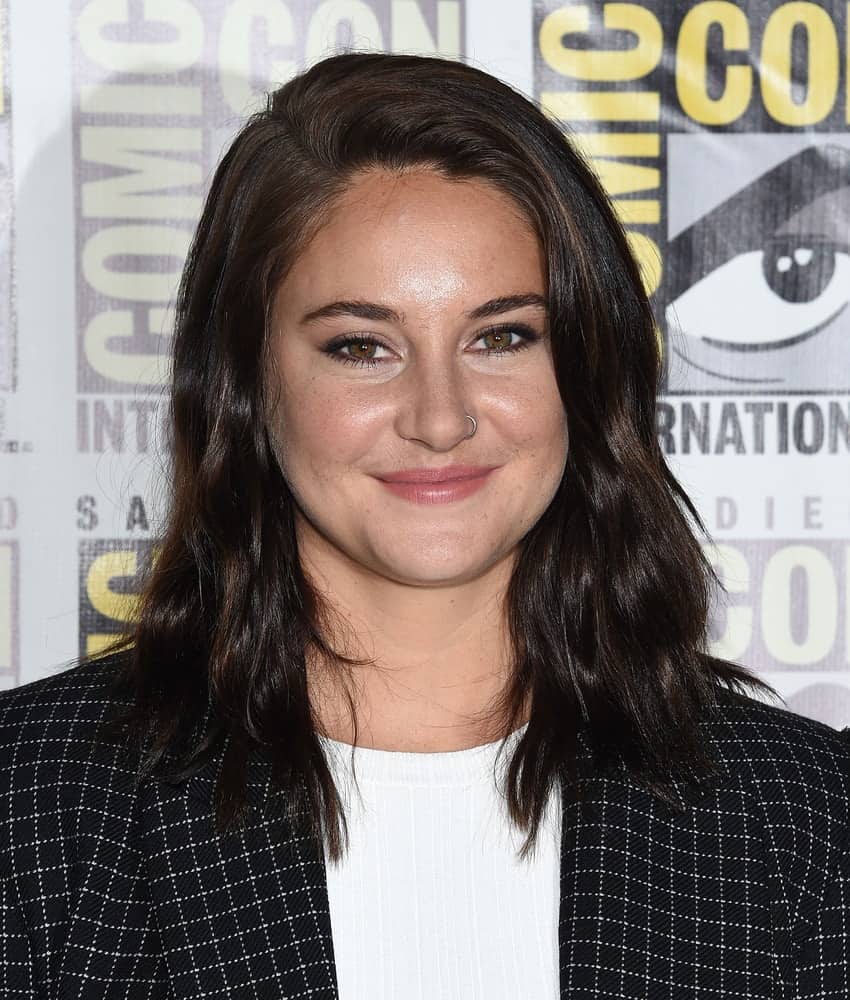 Shailene Woodley was at the Comic Con 2016 - "Snowden" PhotoCall on July 21, 2016 in San Diego, CA. She was seen wearing a smart casual outfit with her medium-length layered and wavy raven hairstyle.