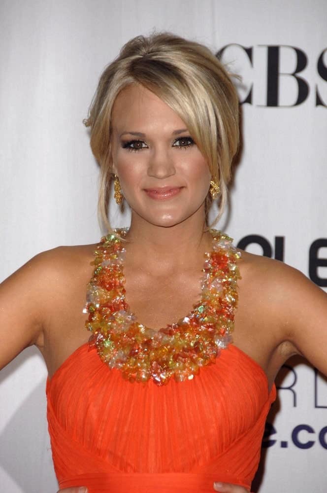 Carrie Underwood opted for a glam look with a Jenny Packham dress and a loose updo with side tendrils during the 35th Annual People's Choice Awards last January 7, 2009.