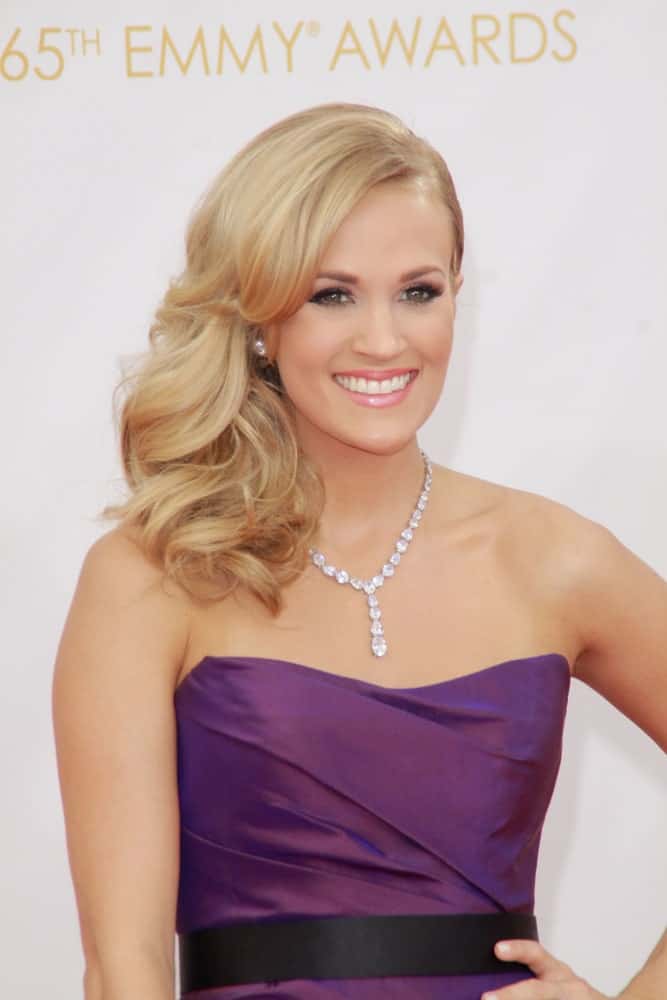 Carrie Underwood gathered her voluminous curls on one side during the 65th Primetime Emmy Awards on September 22, 2013.