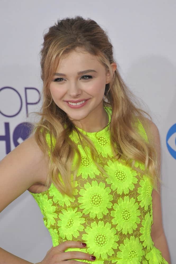 On January 9, 2013, Chloe Grace Moretz was at the People's Choice Awards 2013 at the Nokia Theatre L.A. Live. She wore a charming floral neon green dress to pair with her sandy blonde half up hairstyle with layers and waves.