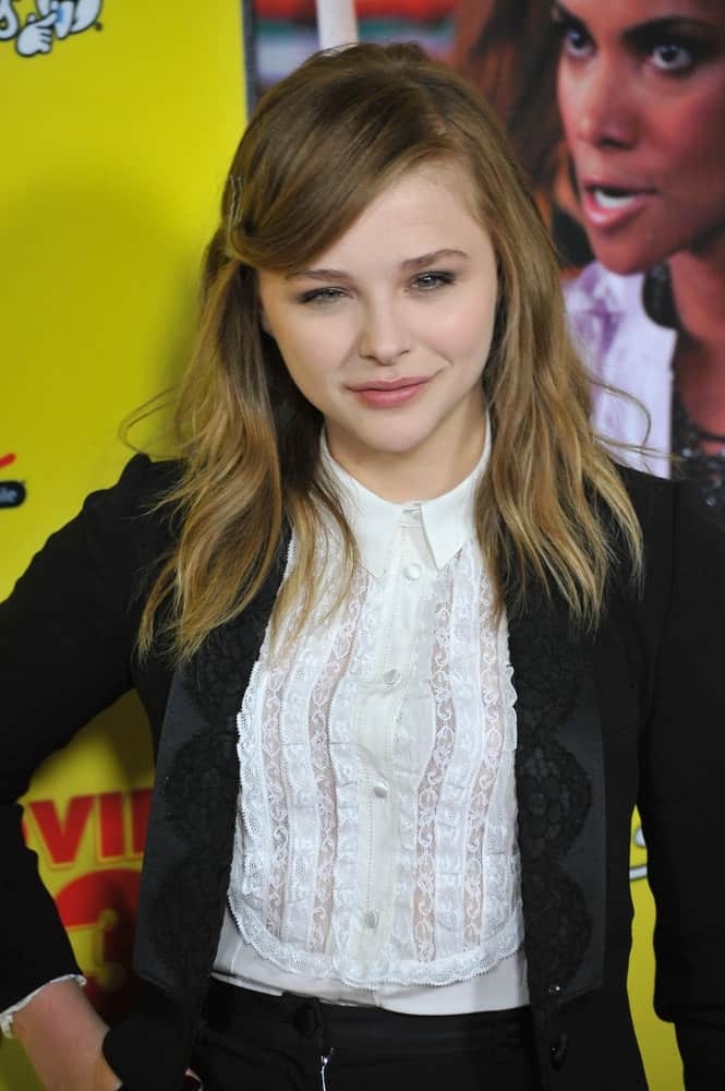 Chloe Grace Moretz was at the Los Angeles premiere of her movie "Movie 43" at Grauman's Chinese Theatre, Hollywood on January 23, 2013. She wore a smart casual outfit with her loose shoulder-length brunette hairstyle that has long side-swept bangs clipped to the side.