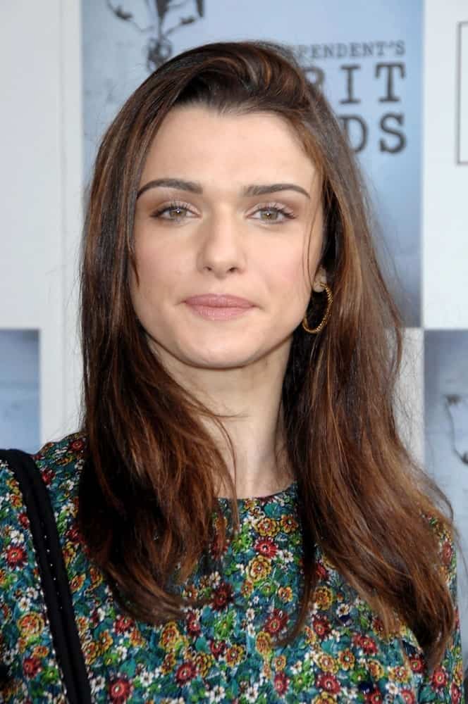 Rachel Weisz styled her loose, brunette tresses with a subtle side-swept during the 2009 Film Independent's Spirit Awards on February 21, 2009.