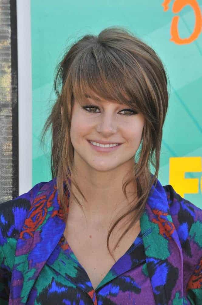 On August 9, 2009, Shailene Woodley was at the 2009 Teen Choice Awards at the Gibson Amphitheatre Universal City. She wore a colorful outfit with her asymmetrical hairstyle that has highlights, long side-swept bangs, and loose tendrils.