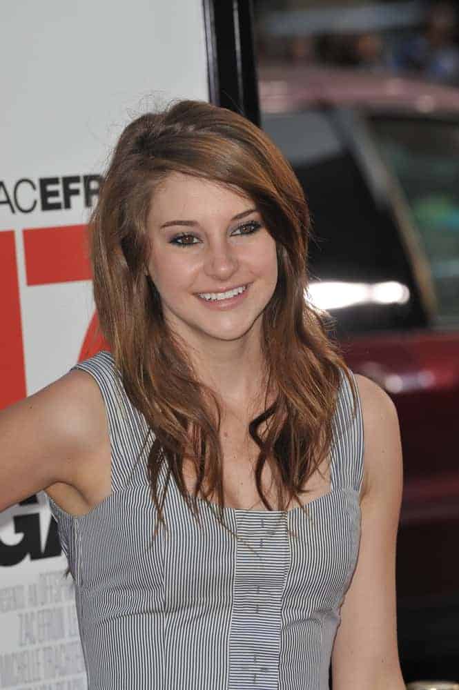 On April 14, 2009, Shailene Woodley attended the Los Angeles premiere of "17 Again" at Grauman's Chinese Theatre, Hollywood. She was lovely in her patterned dress and long tousled brunette hairstyle that is loose and has long side-swept bangs.