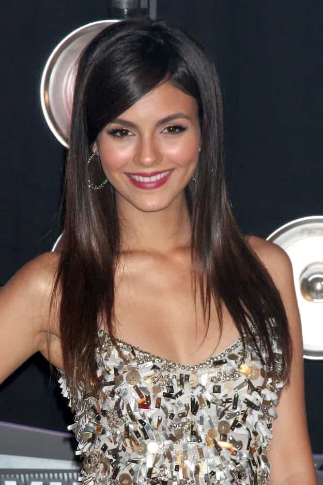 Victoria Justice was at the 2011 MTV Video Music Awards at the LA Live on August 28, 2011, in Los Angeles, CA. She wowed everyone with her stunning dress and long straight and loose dark hair that is layered and highlighted incorporated with long side-swept bangs.