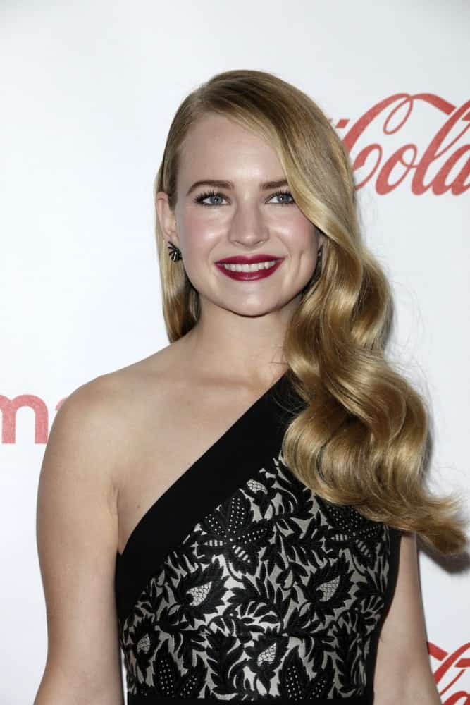 Britt Robertson S Hairstyles Over The Years The Young Star Wore Her Loose Blonde Tresses In Voluminous Curls With A Deep Side