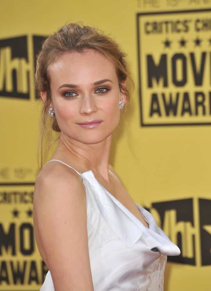 The 41 year old actress wore her golden blonde tresses in a messy bun at the 15th Annual Critics' Choice Movie Awards on January 15, 2010. The 41 year old actress wore her golden blonde tresses in a messy bun at the 15th Annual Critics' Choice Movie Awards on January 15, 2010.