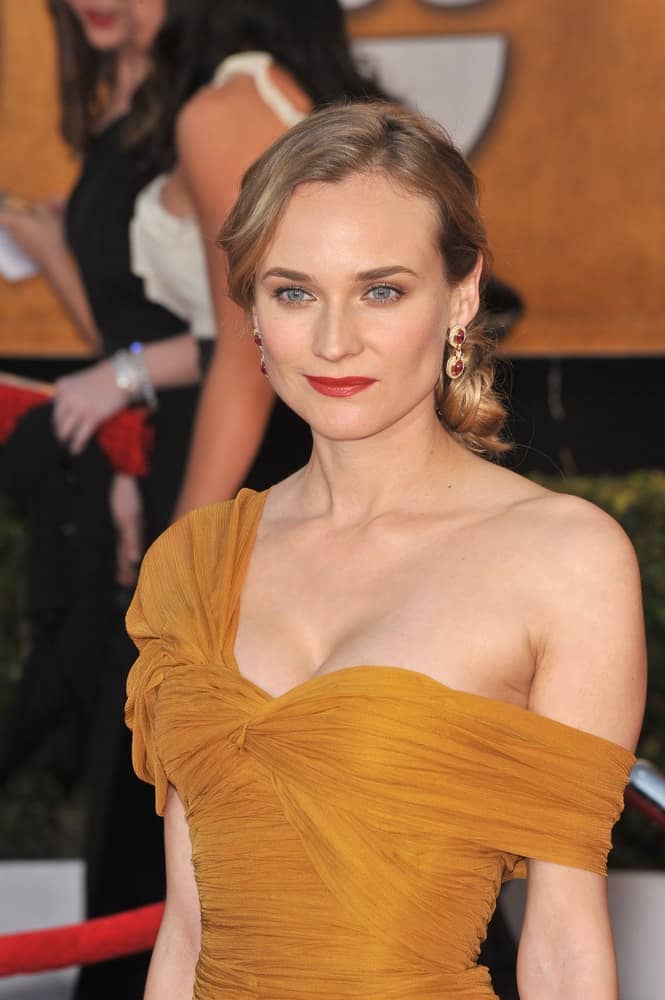 For this event, the actress wore a wavy side bun for the 16th Annual Screen Actor Guild Awards on January 23, 2010. For this event, the actress wore a wavy side bun for the 16th Annual Screen Actor Guild Awards on January 23, 2010.