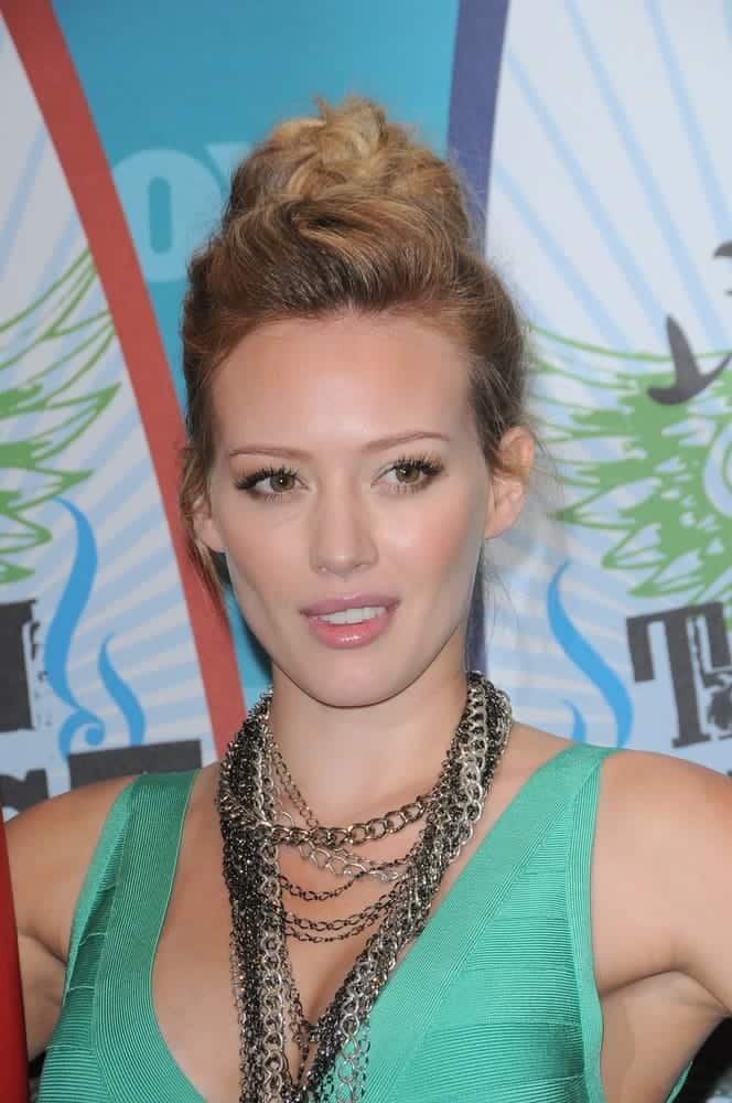 She gathered all her dark brow tresses into top knot 'do at the 2010 Teen Choice Awards on August 8, 2010. She gathered all her dark brow tresses into top knot 'do at the 2010 Teen Choice Awards on August 8, 2010.