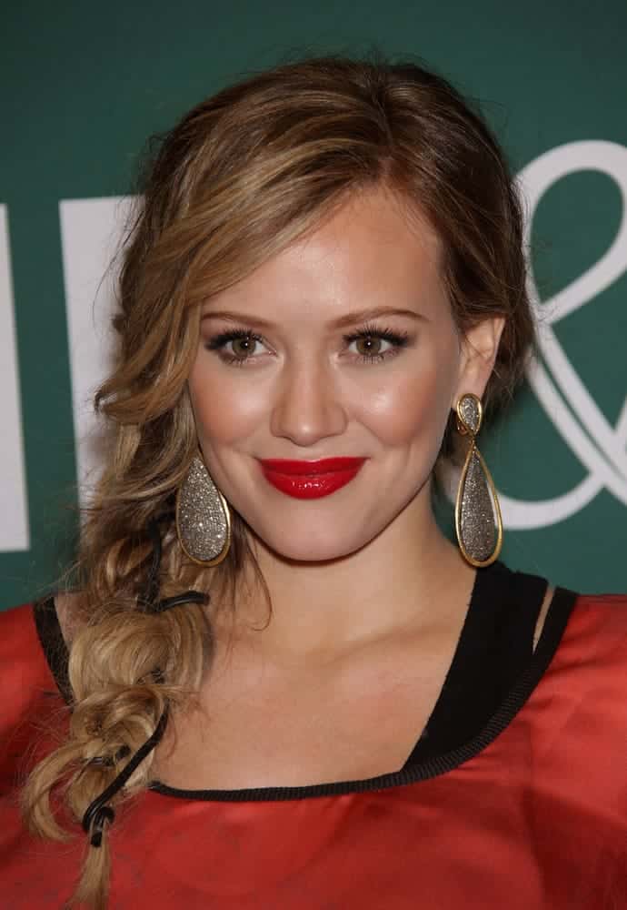 She's wearing an interesting fishtail side braid for with feathered bangs her blonde waves as she signs for 'Devoted' on October 14, 2011. She's wearing an interesting fishtail side braid for with feathered bangs her blonde waves as she signs for 'Devoted' on October 14, 2011.