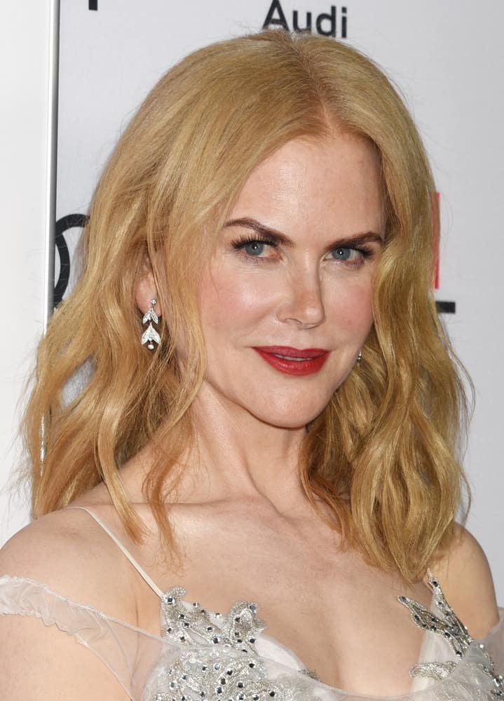 She looked timelessly elegant wearing this loose middle-part waves at the AFI FEST 2016 "Miss Sloane" World Premiere Special Screening on November 11, 2016. She looked timelessly elegant wearing this loose middle-part waves at the AFI FEST 2016 "Miss Sloane" World Premiere Special Screening on November 11, 2016.