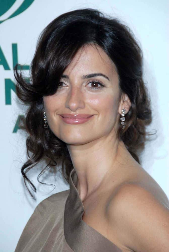 Penelope Cruz arranged her curly hair in a messy upstyle with side bangs at the 3rd Annual Pre-Oscar Celebration held on February 21, 2007.