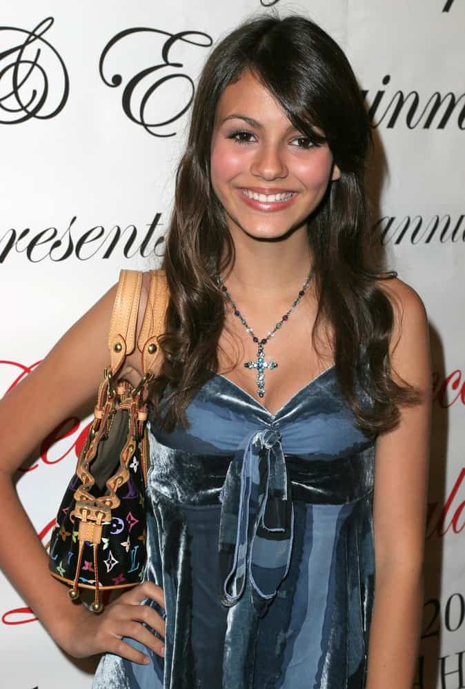 Victoria Justice was at the 1st Annual Read To Succeed Literary Gala in Renaissance Hollywood Hotel on November 11, 2006 in Hollywood, CA. She was seen wearing a lovely dark green dress with her long and curly hair that has long side-swept bangs.