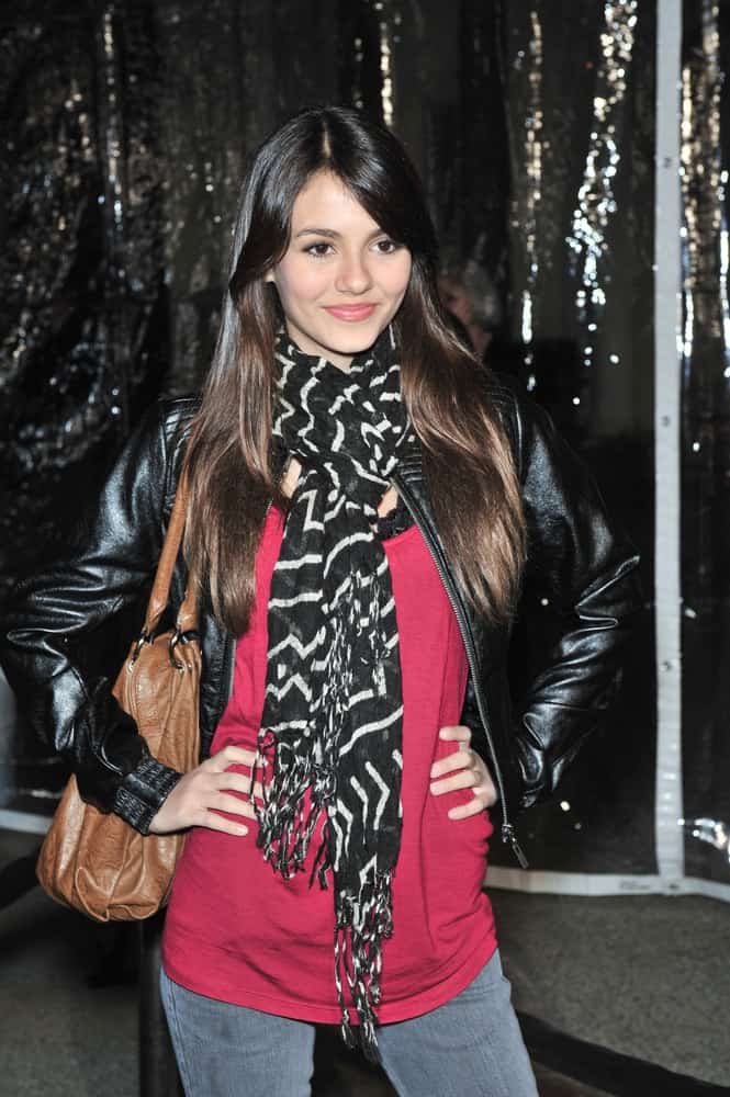 Victoria Justice was at the Los Angeles premiere of "The Spiderwick Chronicles" at Paramount Studios, Hollywood on January 31, 2008. She was seen with a scarf and casual outfit to pair with her long and loose tousled layers with subtle highlights.