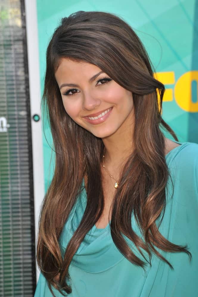 Victoria Justice attended the 2009 Teen Choice Awards at the Gibson Amphitheatre Universal City on August 9, 2009. SHe was lovely in her green dress that went quite well with her brunette hairstyle that has layer, highlights and subtle waves.
