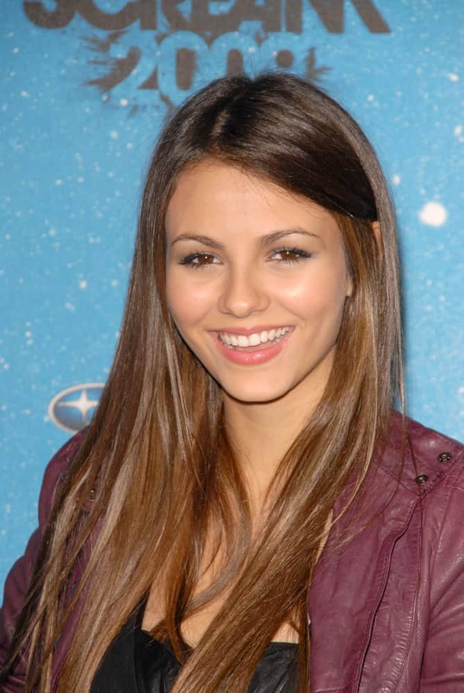 Victoria Justice was at the Spike TV's 'Scream 2009!' held at the Greek Theatre, Los Angeles, CA on October 17, 2009. She wore a red leather jacket over her black dress and paired it with a long and loose layered brunette hairstyle with long side-swept bangs.