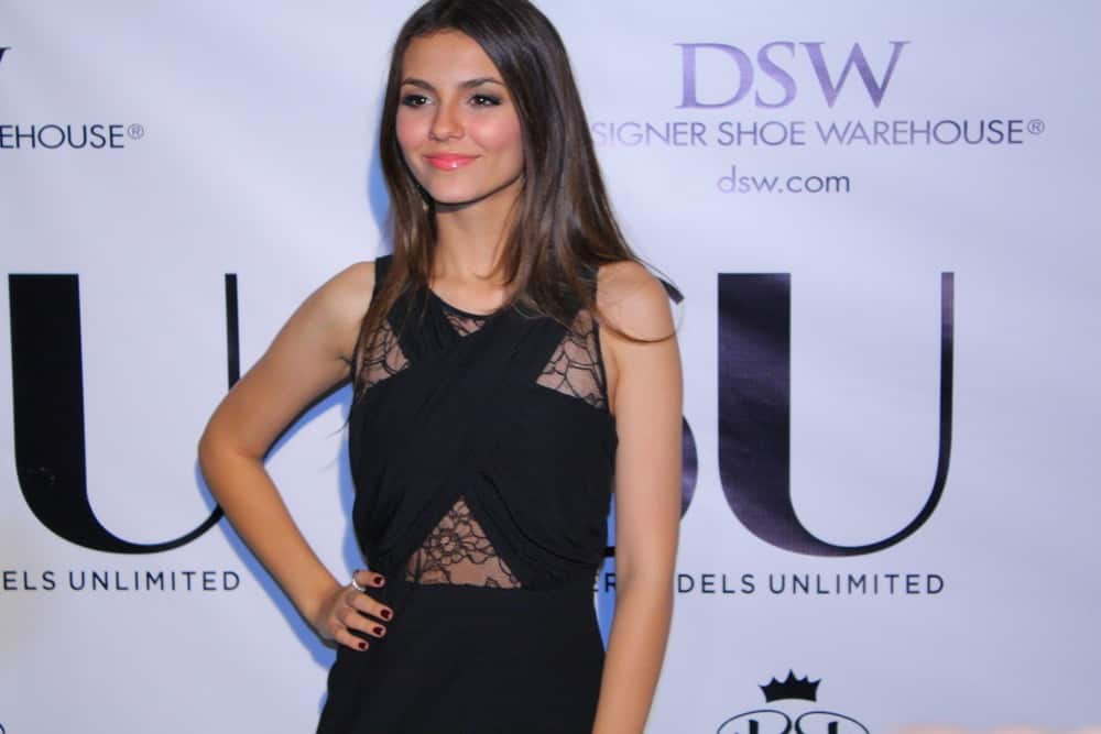 Victoria Justice was on at the 10th Anniversary Party Of SU Magazine at the Music Box Theater October 23, 2010 in Hollywood CA. She was sexy in a black dress that paired well with her loose and layered hairstyle with subtle highlights.