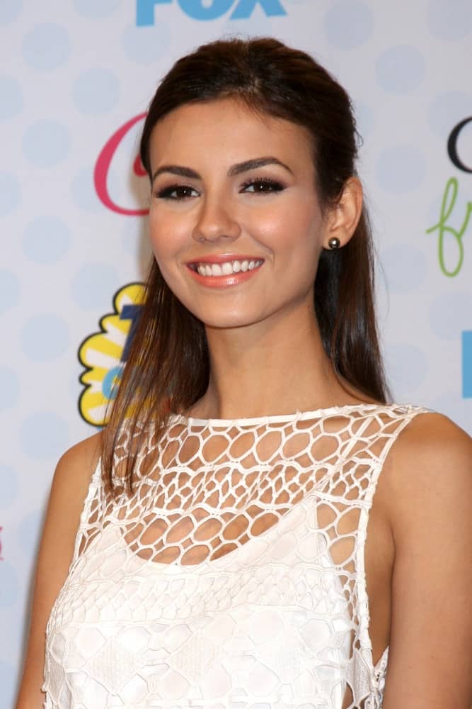 Victoria Justice was at the 2014 Teen Choice Awards Press Room at Shrine Auditorium on August 10, 2014 in Los Angeles, CA. She wore a lovely white dress with her highlighted half-up hairstyle.