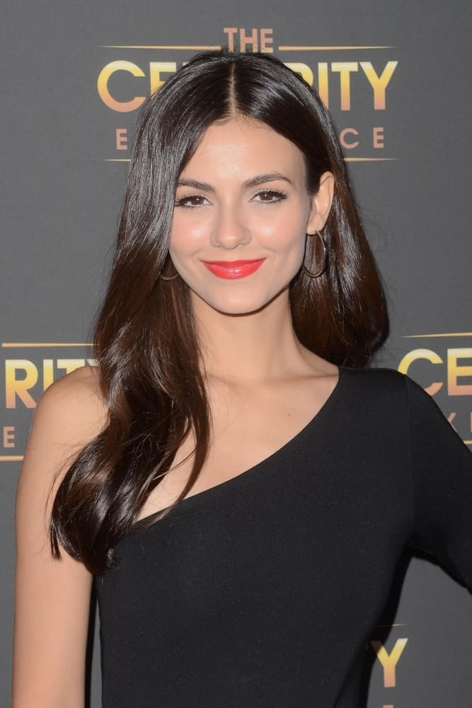 Victoria Justice was at The Celebrity Experience at the Universal Hilton on July 16, 2017 in Universal City, CA. She came wearing a black outfit that pairs well with her long and wavy tousled loose brunette hairstyle parted in the middle.