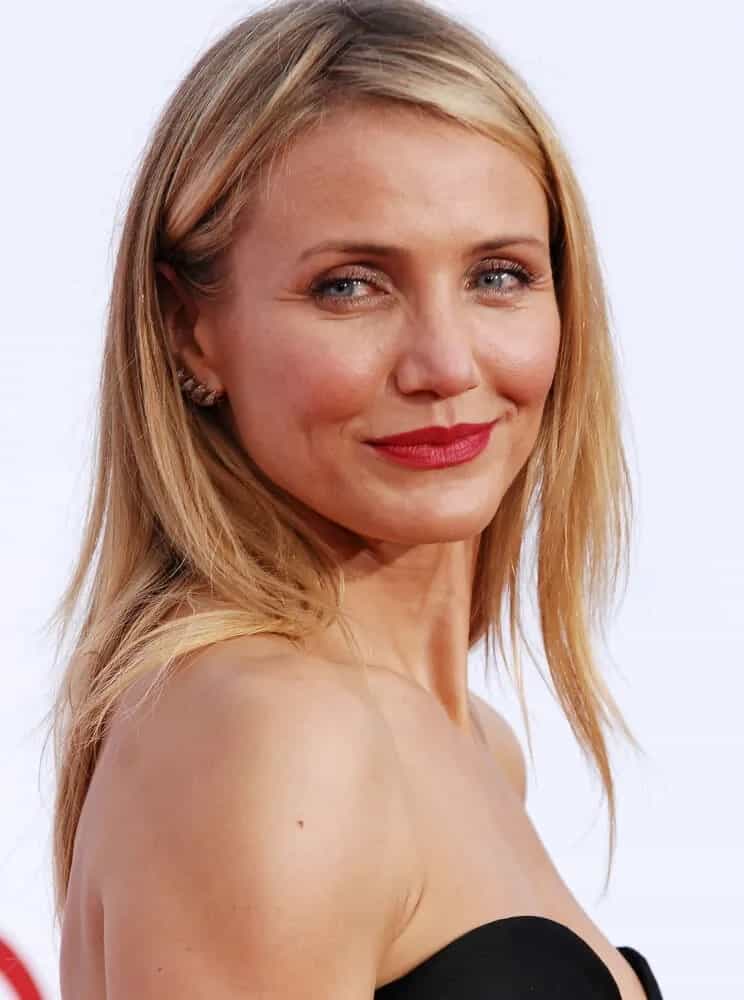 During the 2014 "The Other Woman" Los Angeles Premiere, she sported an effortless center-parted hairstyle with blond layers and finished it off with some bold red lips.