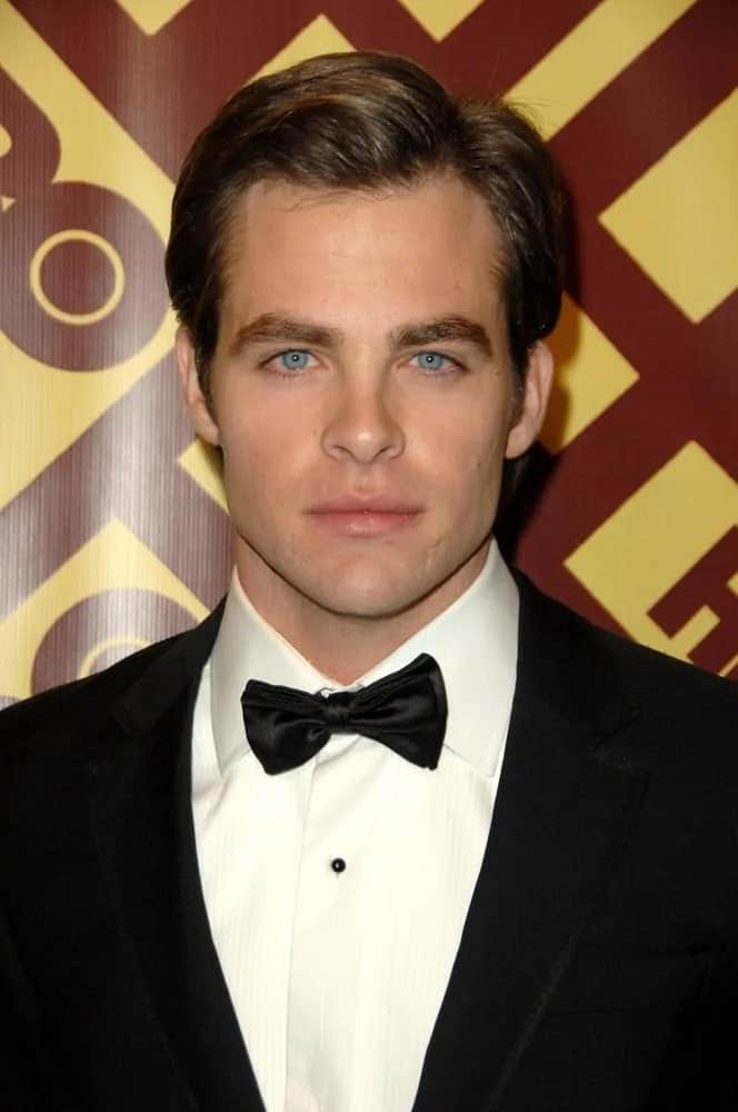 Chris Pine jóképű vonásai jól mutatnak ebben a takaros és rövid, oldalra vágott sima frizurában és elegáns fekete szmokingban a 2009-es HBO Golden Globe Awards After Party-n Beverly Hillsben, CA-ban.