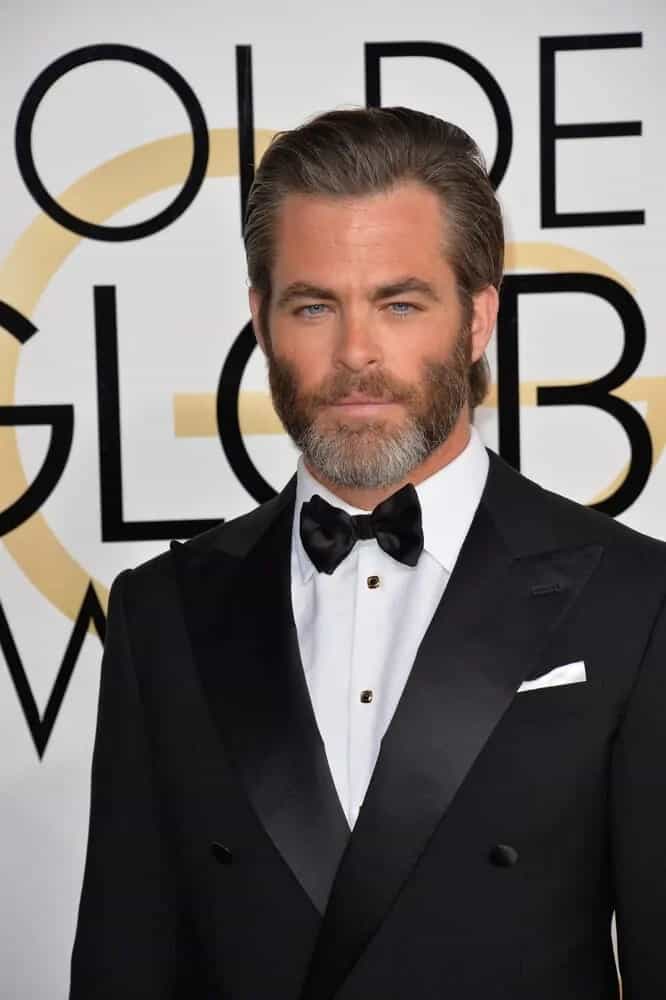 Chris Pine a ieșit cu o coafură elegantă, cu o barbă elegantă, cu părul lung și cu barba plină de sare și piper, la cea de-a 74-a ediție a premiilor Globul de Aur 2017, la The Beverly Hilton Hotel, Los Angeles.