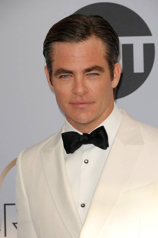 Chris Pine osallistui 25th Annual Screen Actors Guild Awards -gaalaan Shrine Auditoriumissa viime tammikuussa 27. tammikuuta 2019 Los Angelesissa, Kaliforniassa pukeutuneena tyylikkääseen valkoiseen pukuun, jossa oli vintage-tummat sliipatut hiukset.