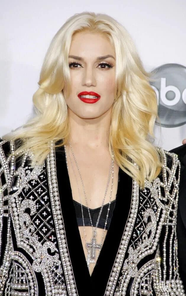 During the 2012 American Music Awards, Gwen Stefani paired her gorgeous pearled outfit with her loose layered hair that has subtle waves.